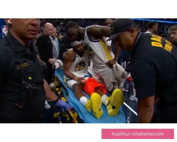 穆迪伤退接受医疗救治 双方球员泪水盈眶全场陷入沉寂